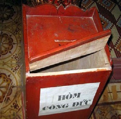 Vào chùa trộm tiền công đức