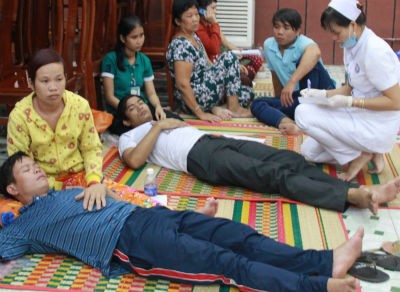 Hàng trăm công nhân nhập viện sau bữa cơm