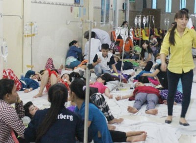 Hàng trăm công nhân nhập viện sau bữa cơm: Tạm đình chỉ bếp ăn