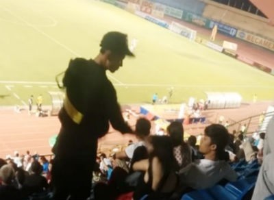 Cảnh sát cơ động tát em gái trên sân vận động để 'dạy bảo'