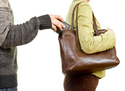 Tóm gọn ‘nữ quái’ móc túi nhờ chiếc điện thoại bị rơi