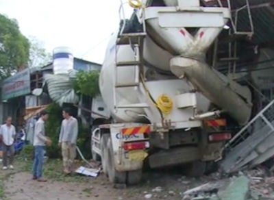 Kinh hoàng xe bồn lao vào nhà dân