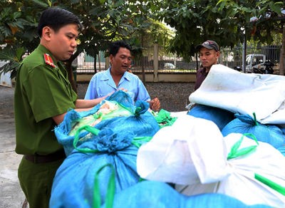 Tiêu hủy 800 kg mỡ bẩn chuẩn bị tiêu thụ ở chợ công nhân