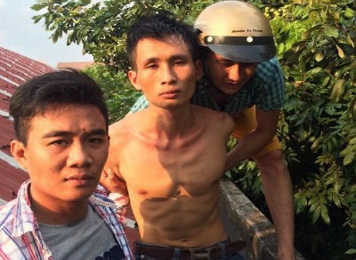 Người phụ nữ hoảng hồn thấy tên trộm núp trong nhà vệ sinh