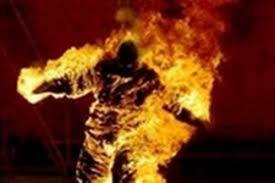 Vợ tạt xăng đốt chết chồng