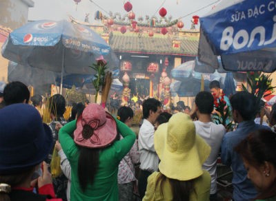 Bắt gã 'biến thái' sàm sỡ phụ nữ trong lễ chùa Bà