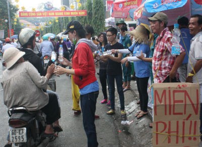 Bất ngờ với những dịch vụ miễn phí tại lễ chùa Bà Bình Dương