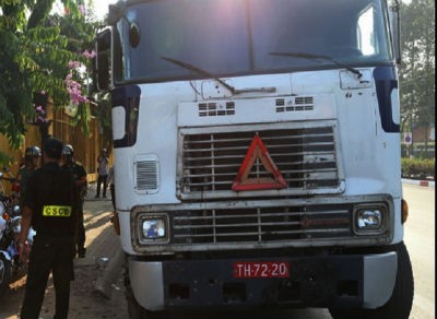 Xe container xài biển số đỏ dỏm 'làm lơ' hiệu lệnh CSGT
