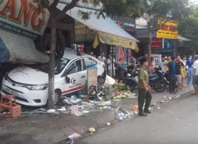 Taxi lao vào quán ven đường, 5 người bị thương