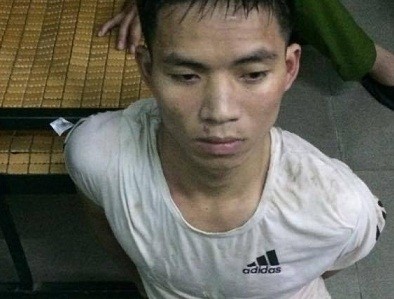 ‘Hiệp sĩ’ bắt nghi can trộm xe máy trong cơn mưa