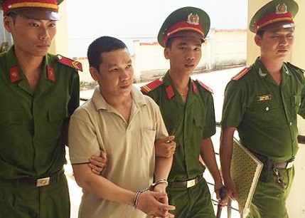 Ghen tuông, truy sát vợ trước cổng công ty