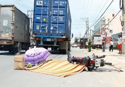 Người đàn ông chết thảm dưới bánh xe container