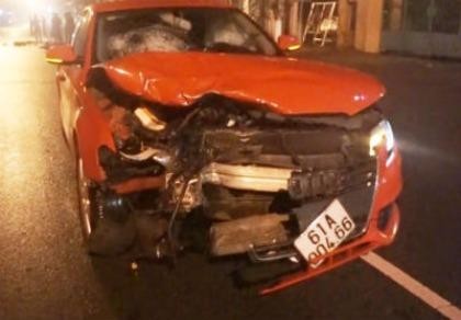 Xe Audi tông thanh niên văng xa hàng chục mét