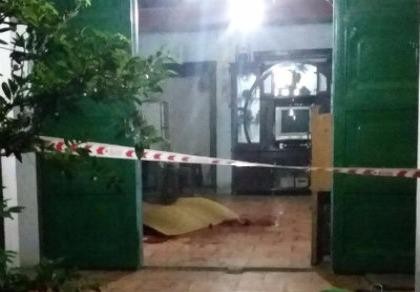 Nghi bị ‘cắm sừng’, đâm cả vợ và ‘tình địch’