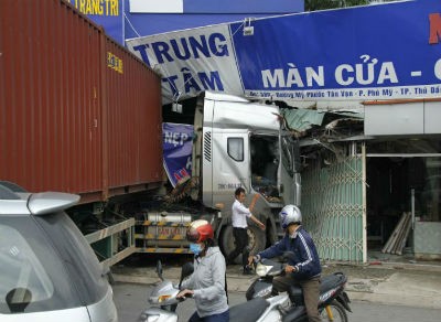 Xe container đâm sập cửa hàng nội thất, nhiều người thoát chết