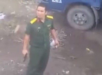 Xác định quân nhân chĩa súng vào tài xế