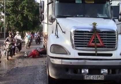 Sụp 'ổ gà', một phụ nữ suýt chết dưới bánh xe container