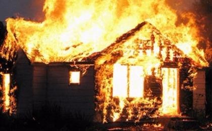 Dùng xăng đốt quán, vợ chồng ‘hờ’ bị bỏng nặng
