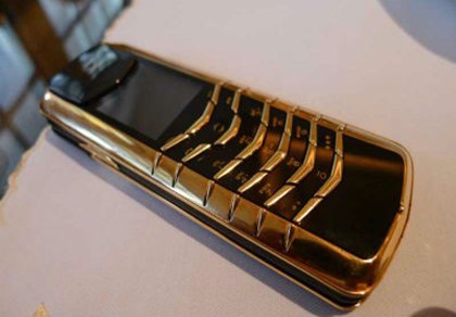 Một phụ nữ bị cướp giật điện thoại Vertu cùng 600 triệu đồng