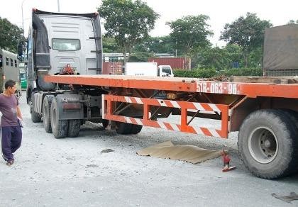 Thai phụ chết thảm dưới bánh container