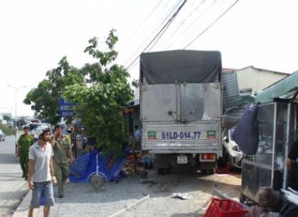 Kinh hoàng xe cẩu tông xe tải gây tai nạn liên hoàn