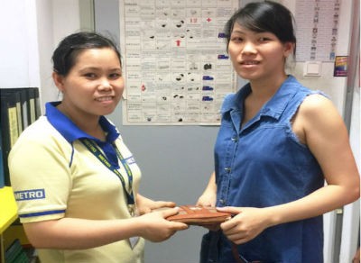 Nhân viên siêu thị nhặt được 60 triệu đồng trả cho khách