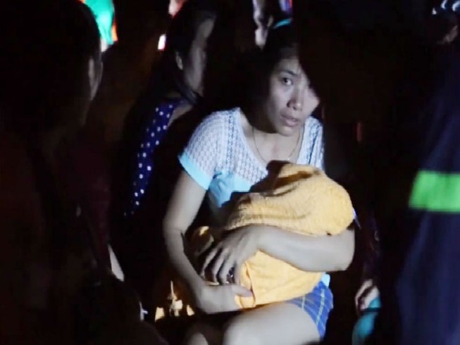 Người dân trèo lên mái nhà, ngọn cây để tránh ngập