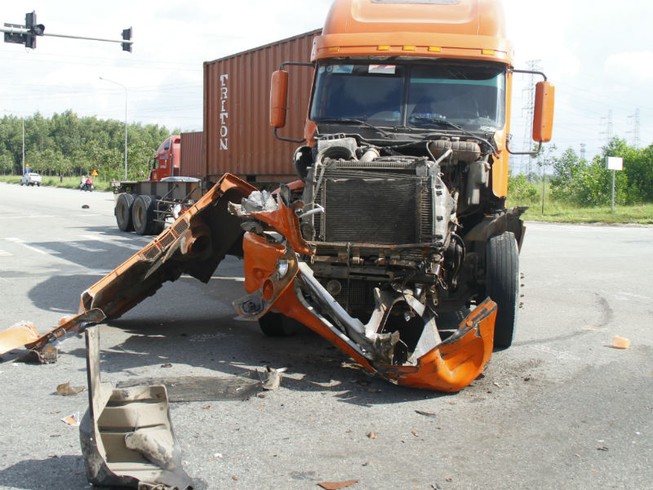 2 xe container tông bẹp dúm đầu, lật nhào trên đường