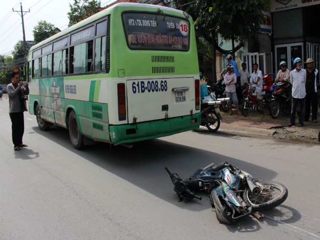 Cố vượt đèn vàng, xe buýt kéo lê nạn nhân tử vong