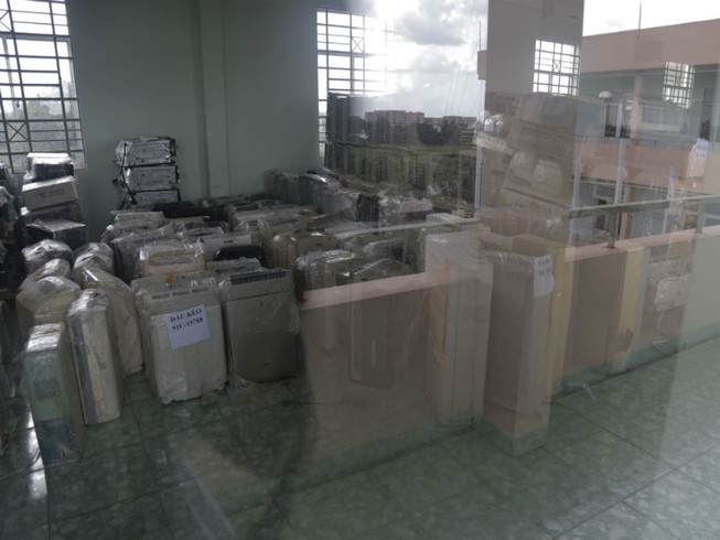 Bắt 1 container hàng điện tử lậu từ Campuchia