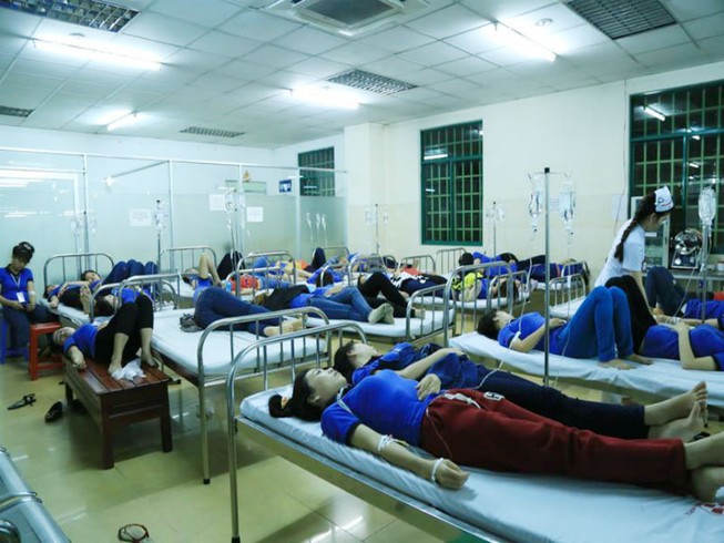 Hàng trăm công nhân nghi bị ngộ độc sau bữa ăn chiều