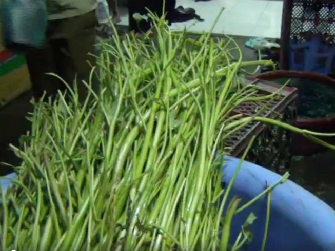 Phát hiện rau muống ngâm hóa chất bán cho nhà hàng