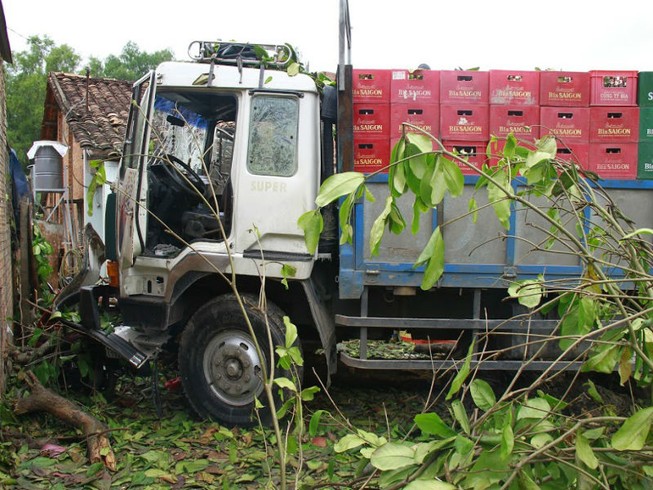 Xe tải mất lái lao thẳng vào nhà dân