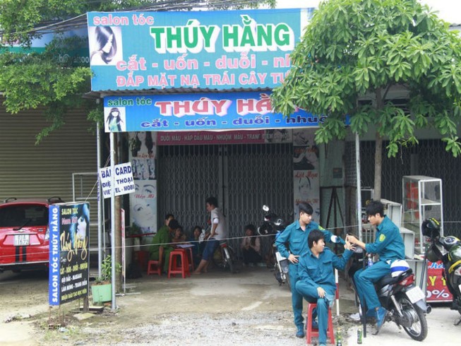 Vợ tá hỏa phát hiện chồng chết trong tư thế treo cổ