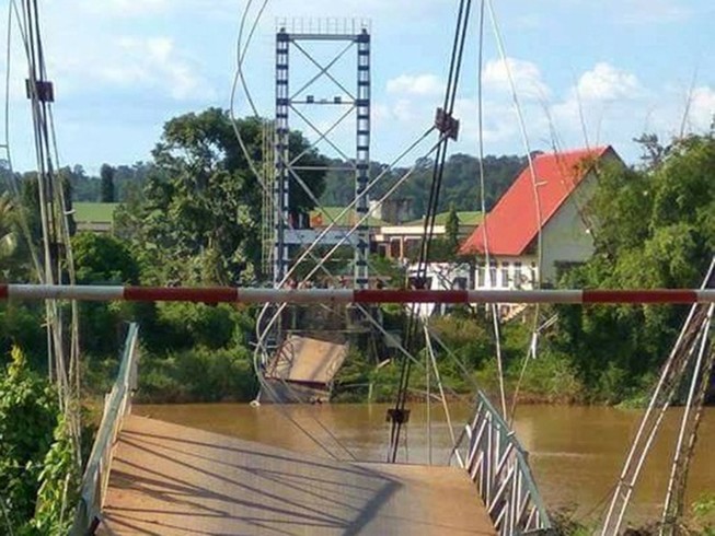 Sập cầu, nhiều người rơi xuống sông