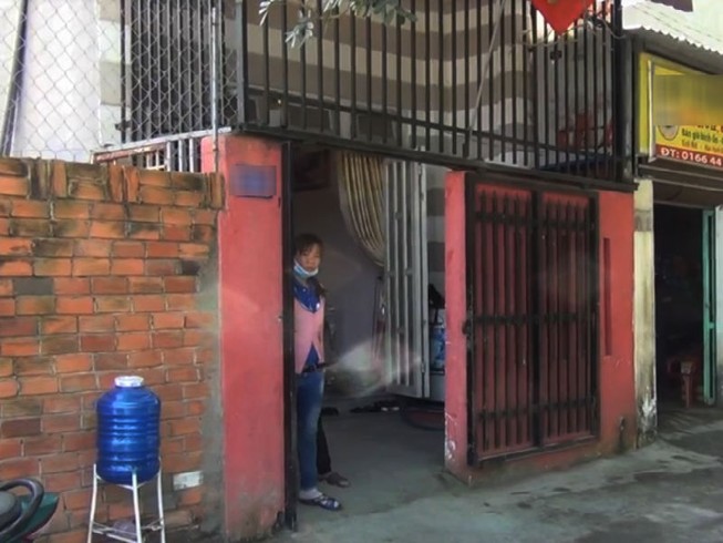Chồng hoảng hốt khi phát hiện vợ treo cổ