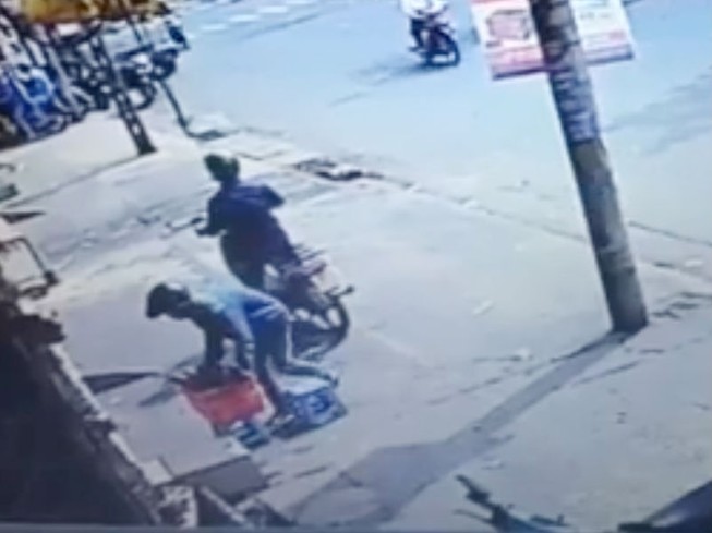 2 thanh niên 'đóng kịch' để trộm rổ chén đĩa