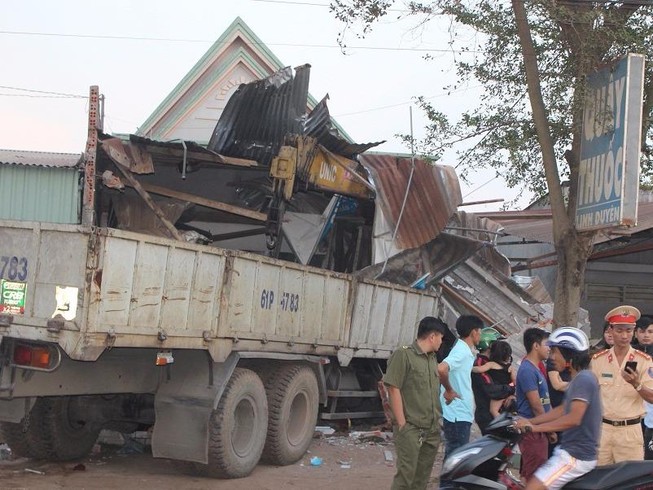 Xe tải cẩu mất lái, đâm sập nhà dân bên đường