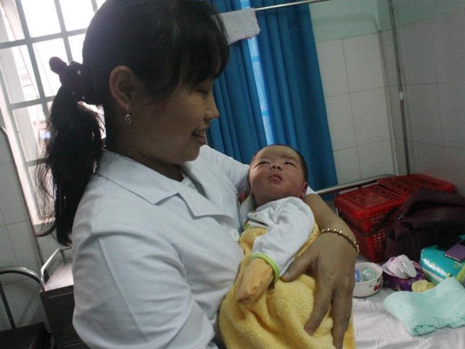 Trẻ sơ sinh bị bỏ rơi trong đêm ngày cuối năm