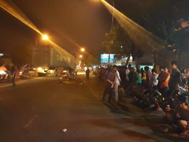 3 xe máy văng xa hơn 50 mét sau va chạm