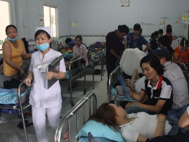 Gần 400 công nhân nhập viện cấp cứu sau bữa ăn trưa