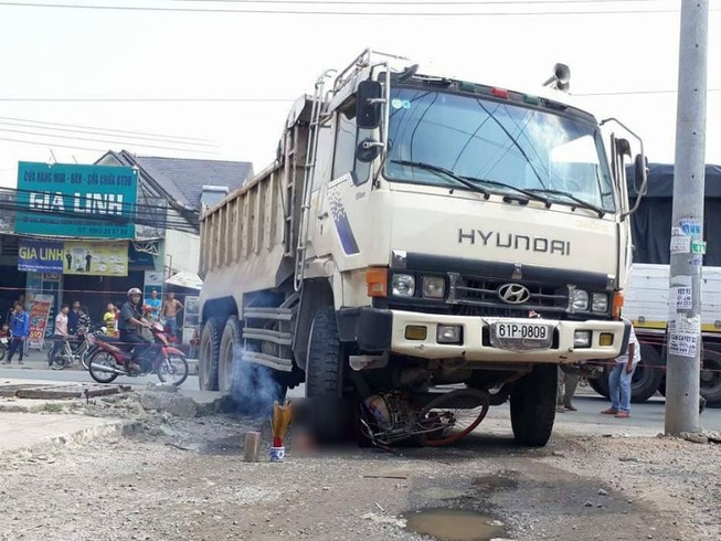 1 phụ nữ đi xe đạp chết thảm dưới bánh xe ben