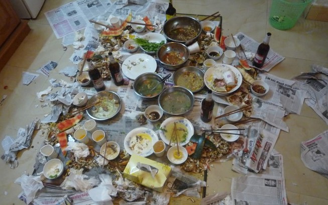 Dùng đũa đâm vào mắt bạn nhậu
