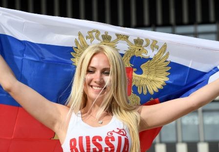 Những bóng hồng đốt cháy khán đài Euro 2016