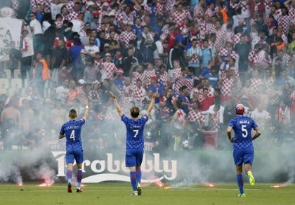 Mặc cho cầu thủ van xin, CĐV Croatia vẫn phá hỏng trận đấu