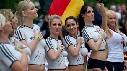 Nóng bỏng trận đấu cổ vũ Euro 2016 bằng body painting