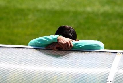 Cristiano Ronaldo suy sụp vì đá hỏng penalty trong trận gặp Áo