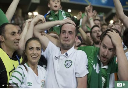 Anh trai Robbie Brady khóc nức nở trên khán đài