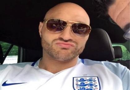 Tay đấm Tyson Fury 'chi đẹp' cho fan Anh