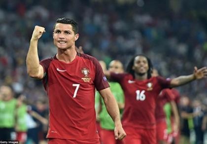 Ronaldo hoảng hồn vì bị fan cuồng 'dí' trên sân